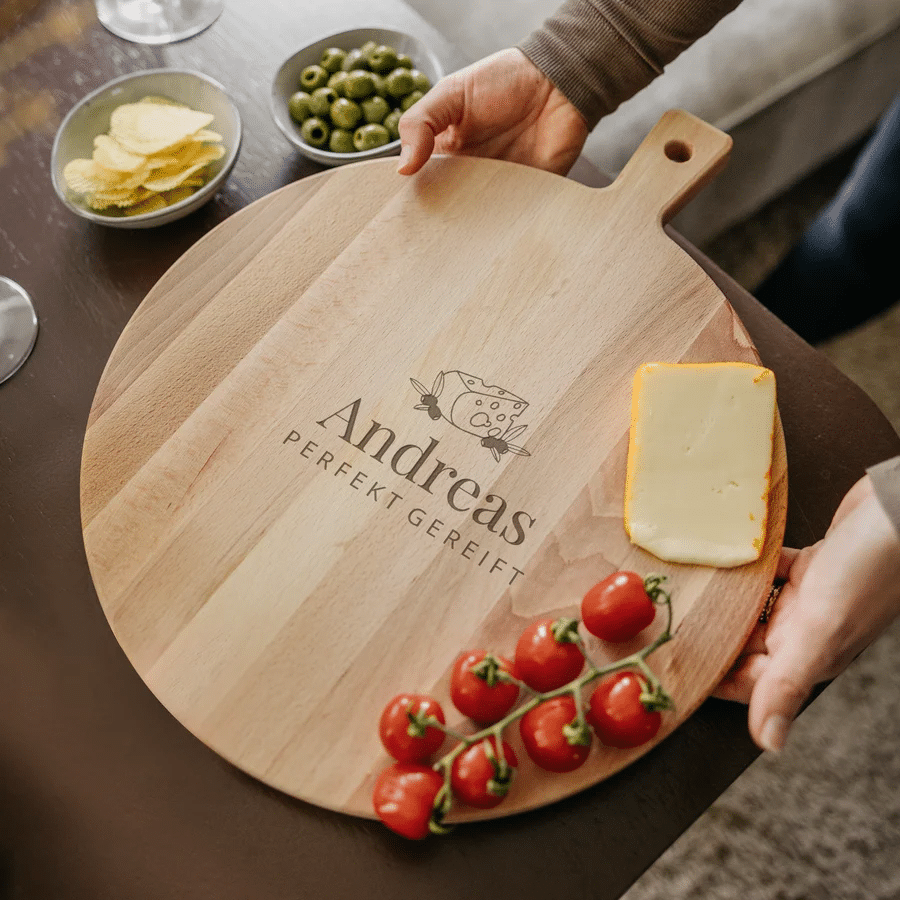 Servierbrett mit Gravur. Servierbrett mit gravur – schönes Weihnachtsgeschenk für eine Frau